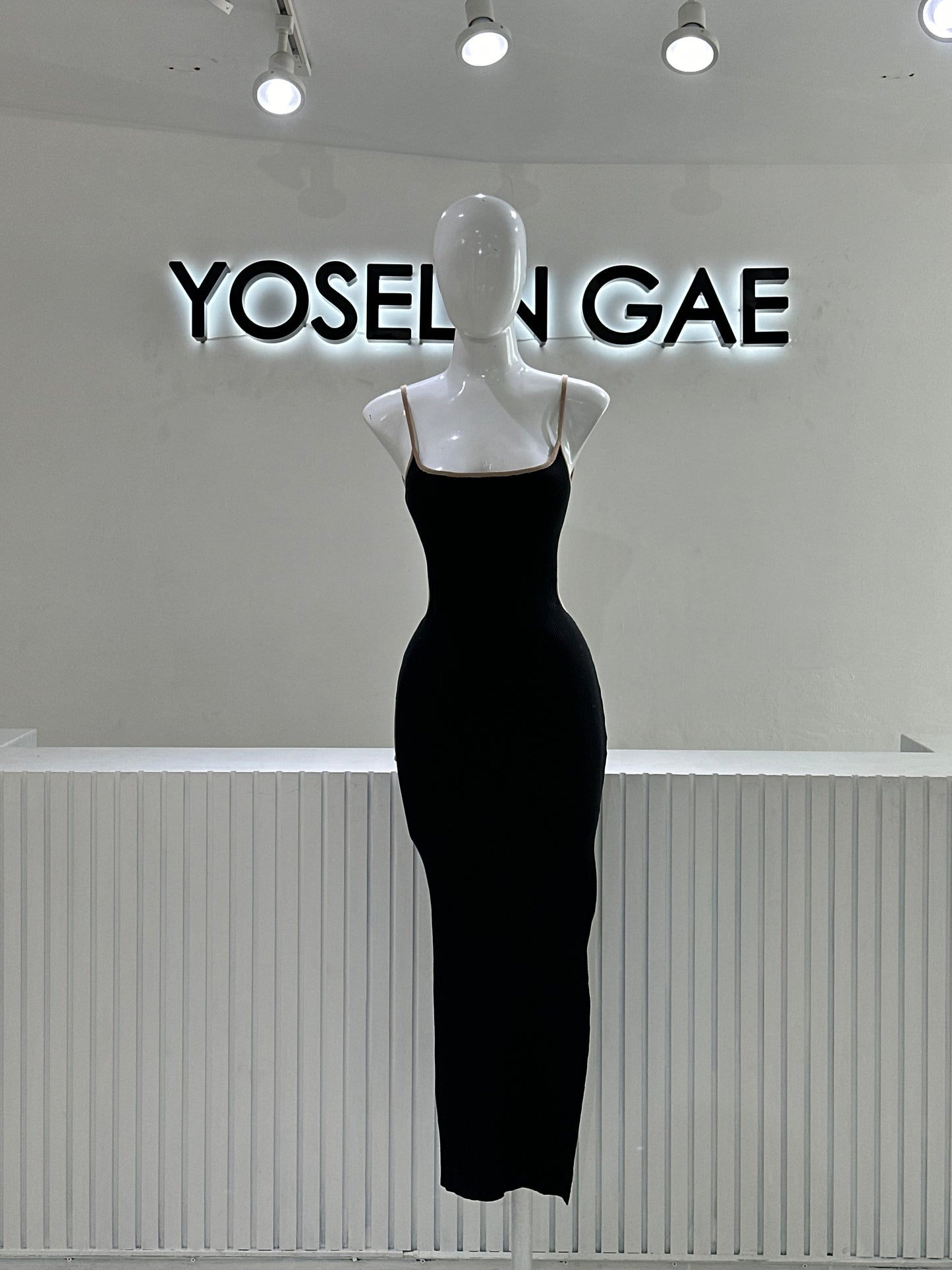 Vestido Negro Contorno