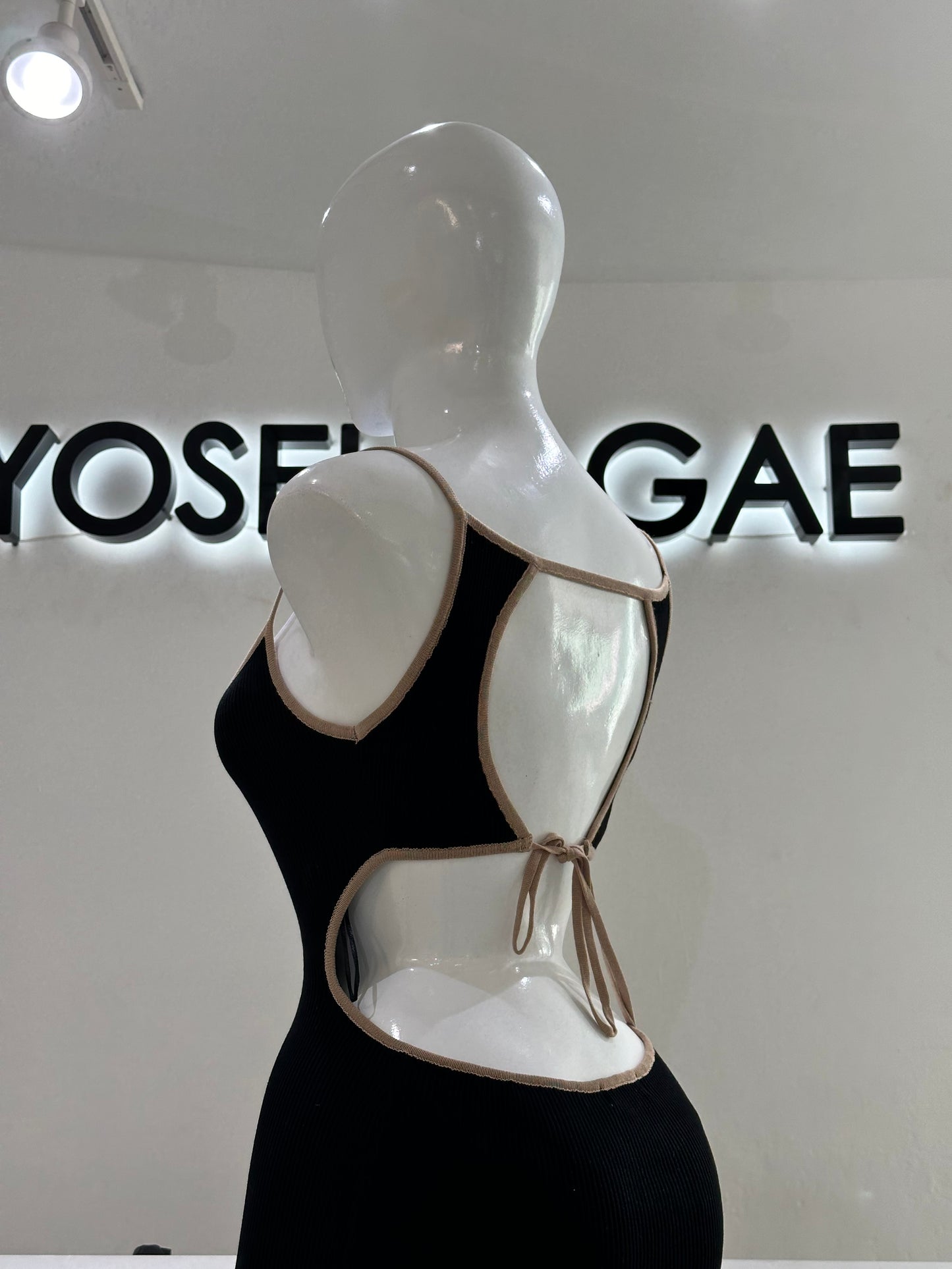 Vestido Negro Contorno