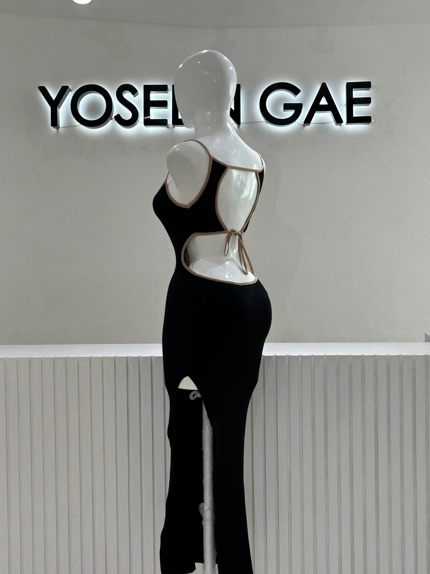 Vestido Negro Contorno